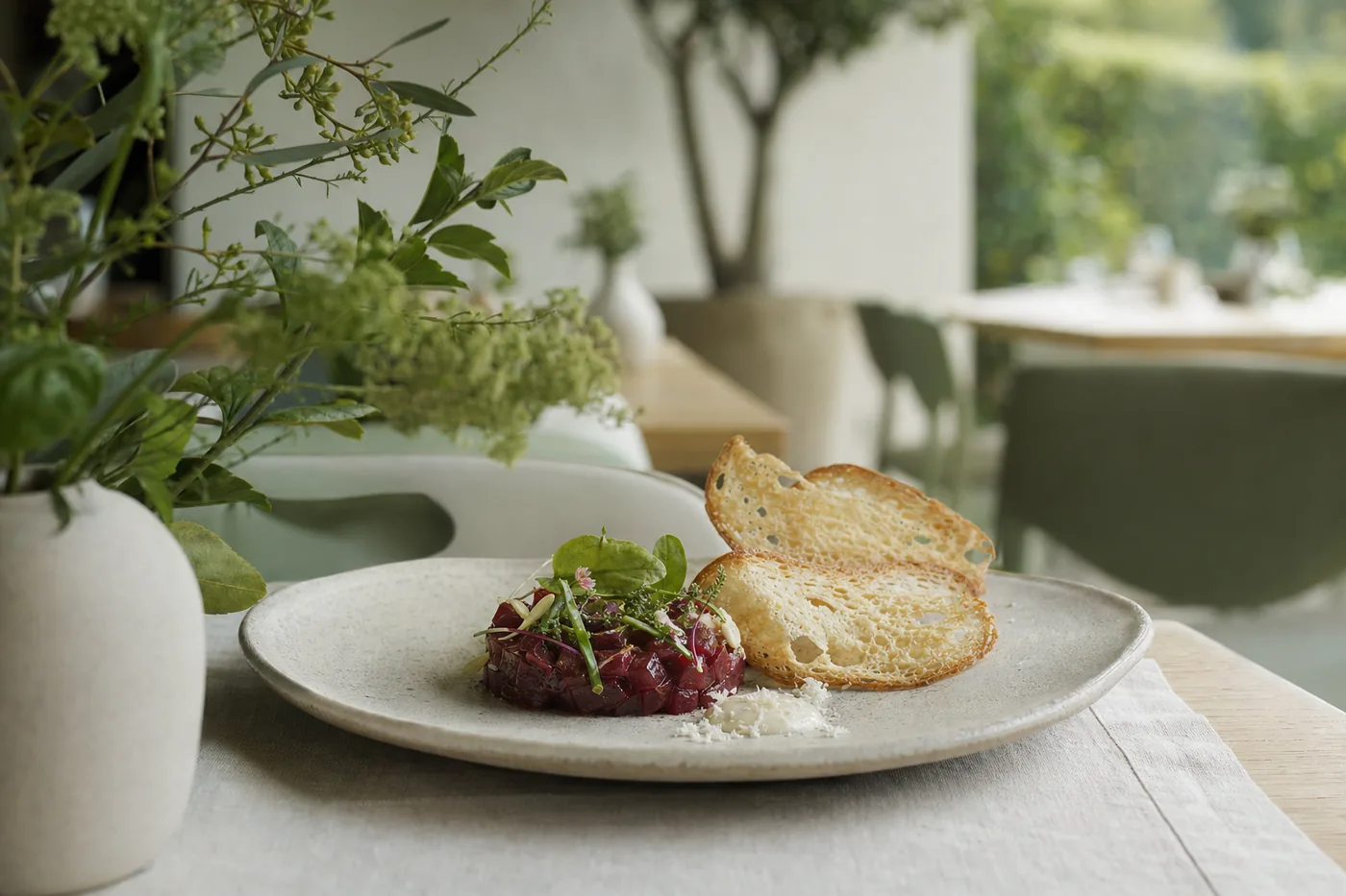 Randen-Tatar mit Meerrettich und Sauerteigchips